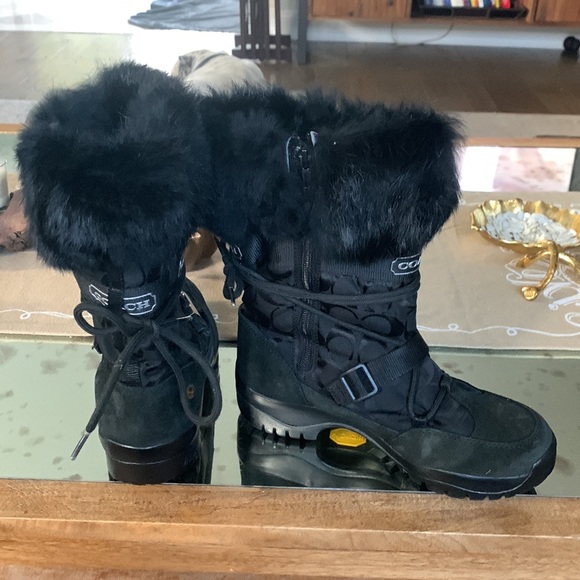 Coach snow boots with fur trim - Picture 2 of 3